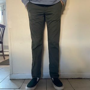 Dark green Vans chino 32x32